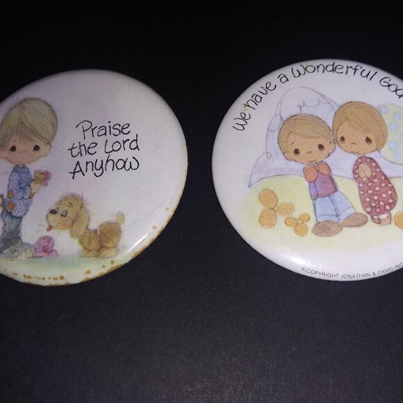 Precious Moments Religious Buttons Praise God Pins Lot of 2 Jonathan and David - Picture 1 of 5